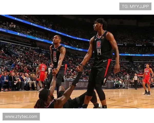 两连败仍欢笑小莫逗乐板凳席全场